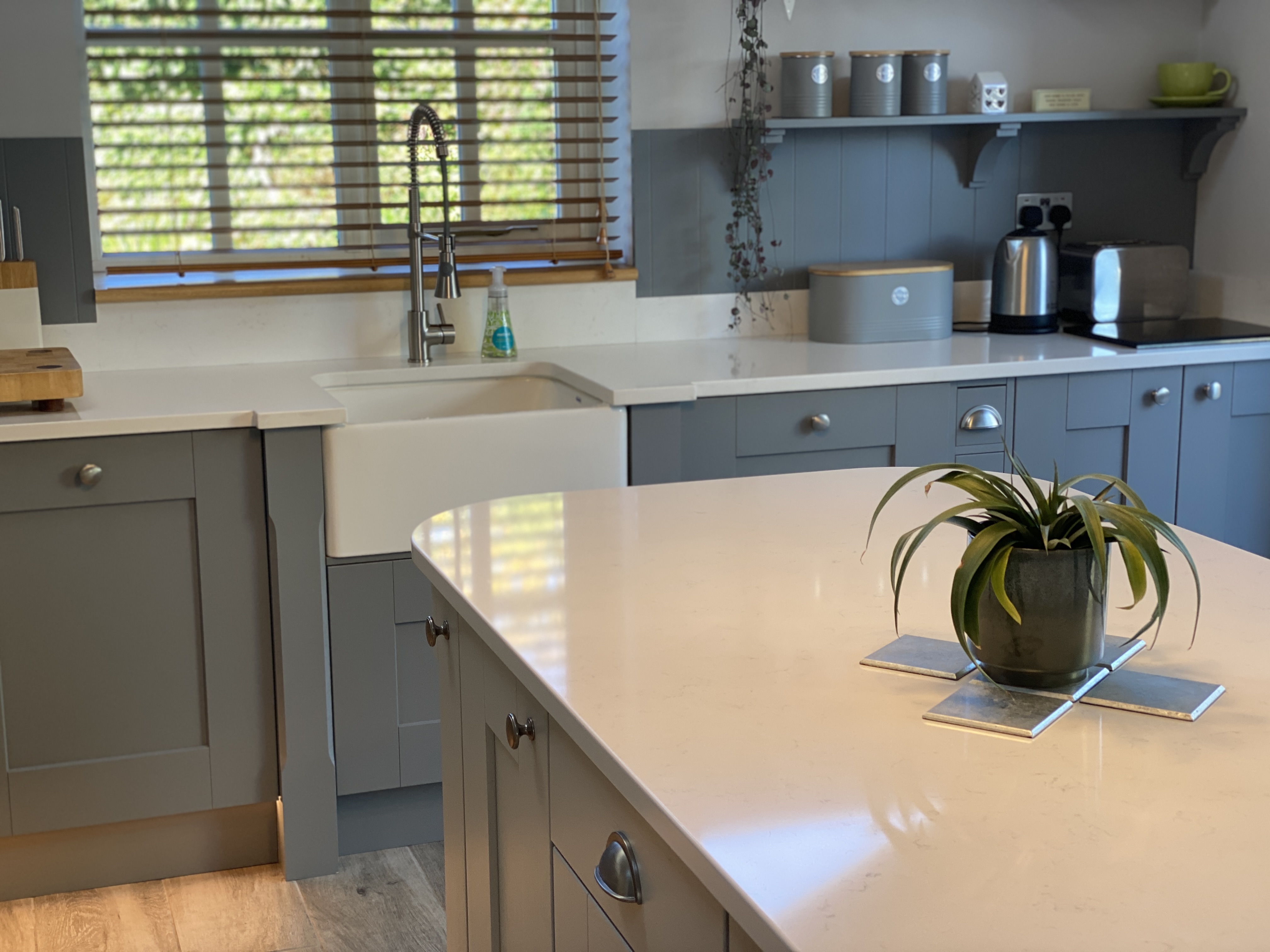 Bespoke grey shaker kitchen with quartz worktop in Cambridge by Cromwell Interiors